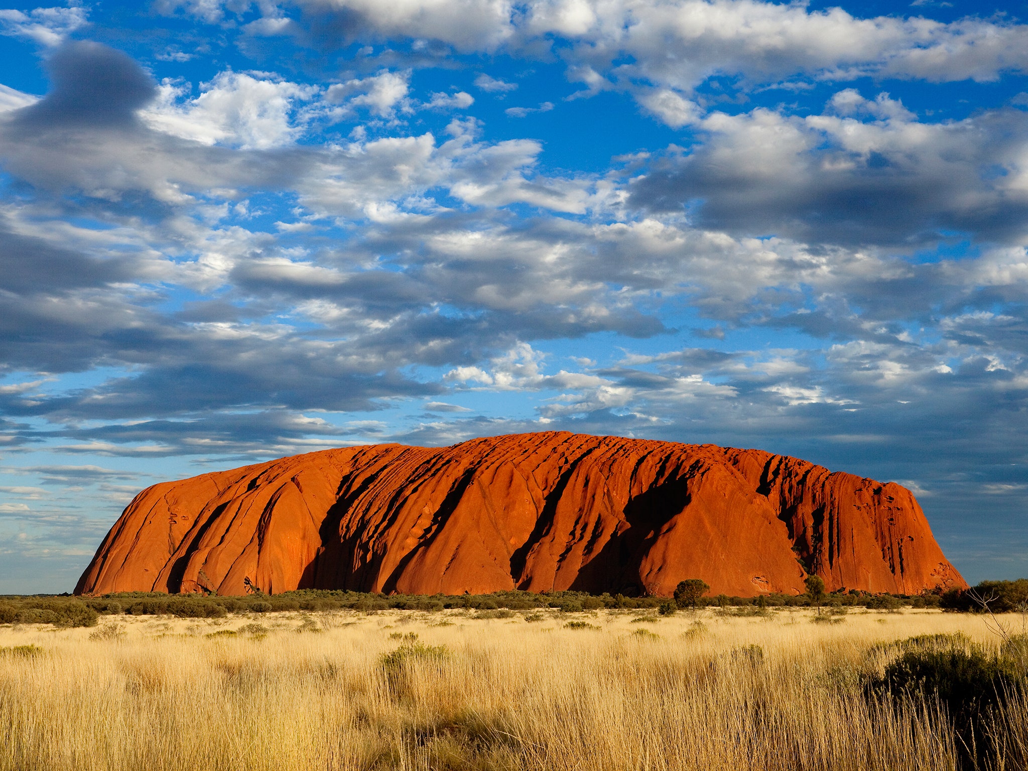 Uluru with a Starlink satellite (Alt text: Uluru with Starlink satellite in view)